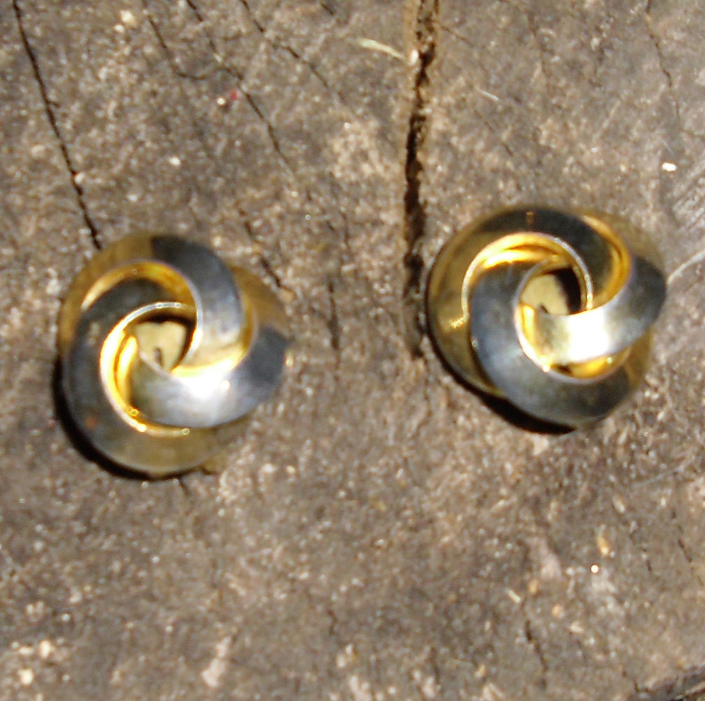 Vintage Earrings / Gold Tone Clip On Swirled Button Earrings