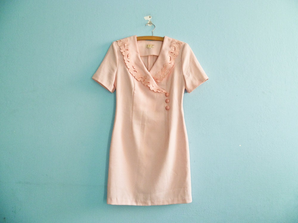 Vintage pastel pink dress / short sleeves / knee length / medium