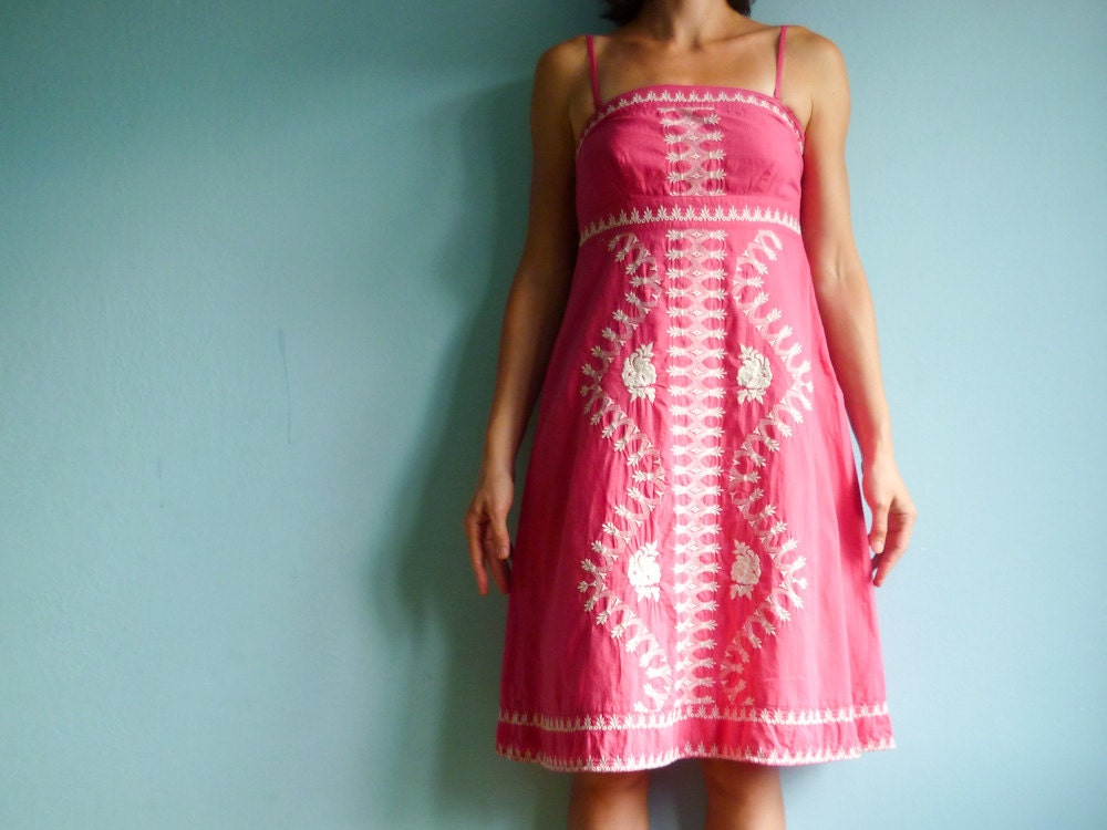Vintage hippie dress / a line / pink / seeveless / with floral embroidery / small