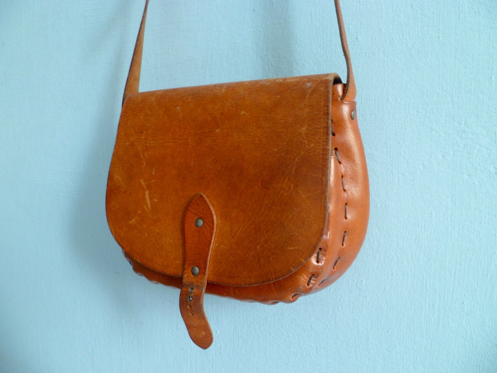 Vintage caramel leather shoulder bag purse 70s