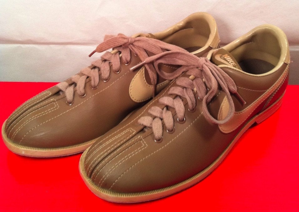 Vintage Men's Nike Bowling Shoes size 10 by ArchaeoVintage