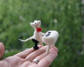 Needle felted mouse, mouse miniature, singing little pet, felt toy, felt gift, natural wool toys