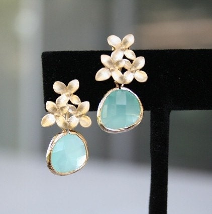 Flower and Mint Green Earrings in Gold. Mint. Bridesmaid Earrings. Bridesmaid Gifts. Wedding Jewelry. Wedding Earrings. Bridal Jewelry. Sale