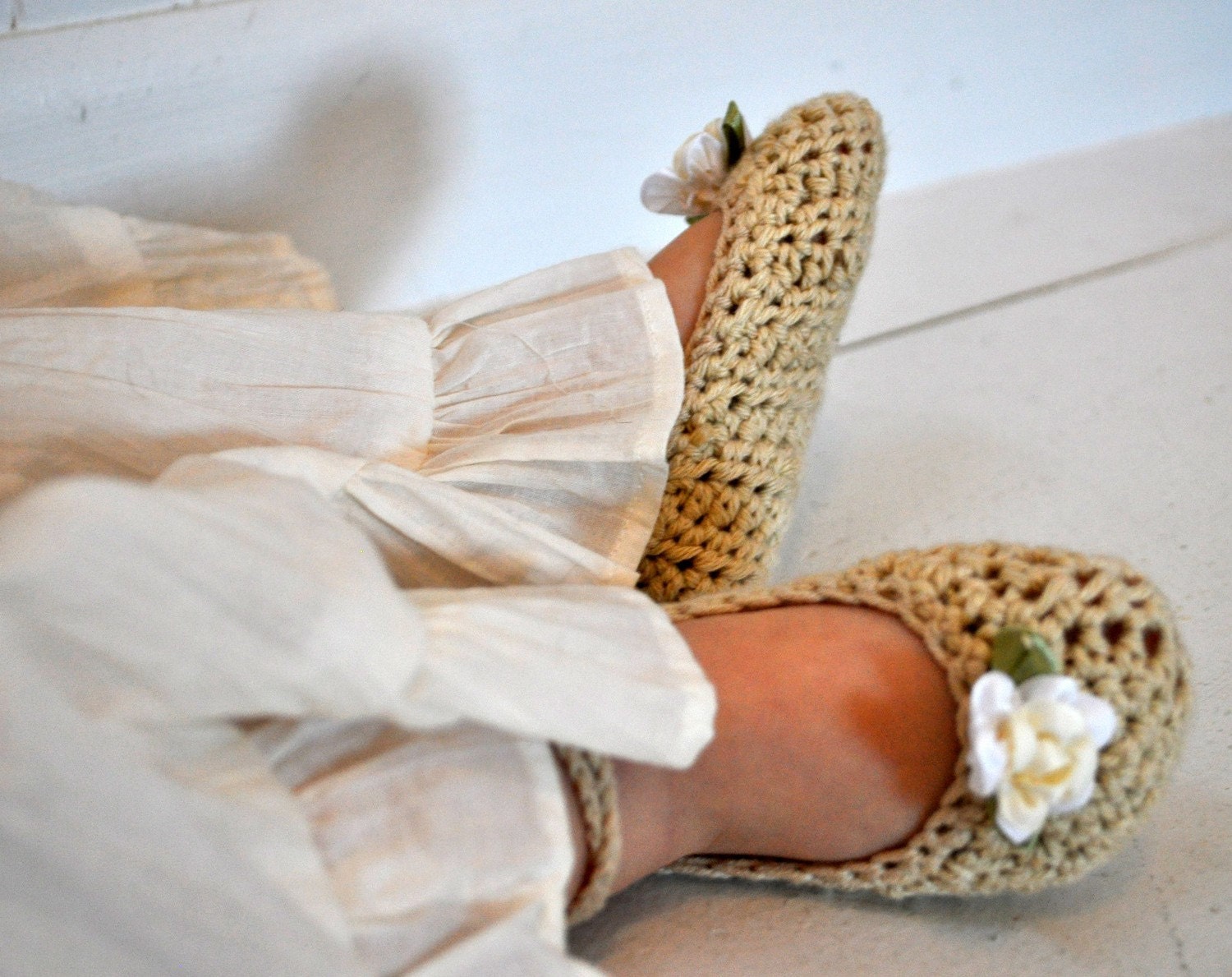 Baby Bella Crocheted Ballet Slippers and Hat, cloche, beanie, pattern pdf, baby girls, toddler girls, gift set, beige,ivory,spring, summer