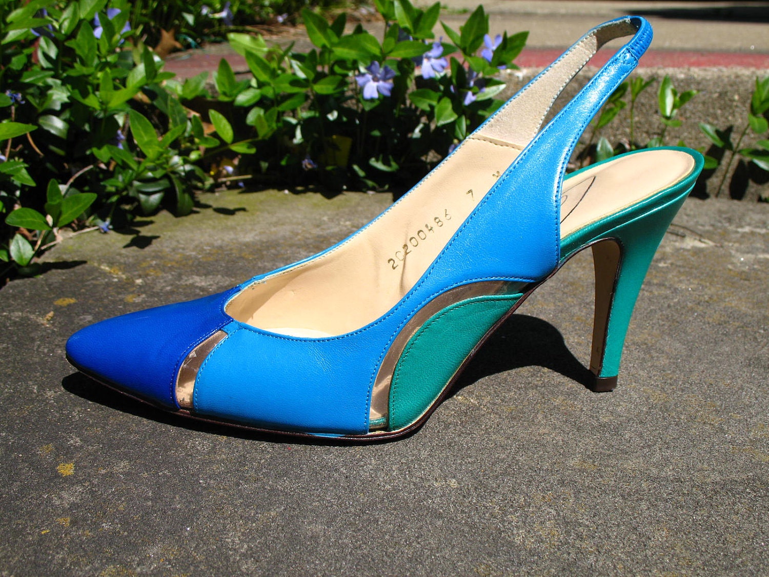 SALE Vintage 80s / Caressa / Color Block / Royal Blue Turquoise and Seafoam Green / Pointy Toe / Slingback Heels