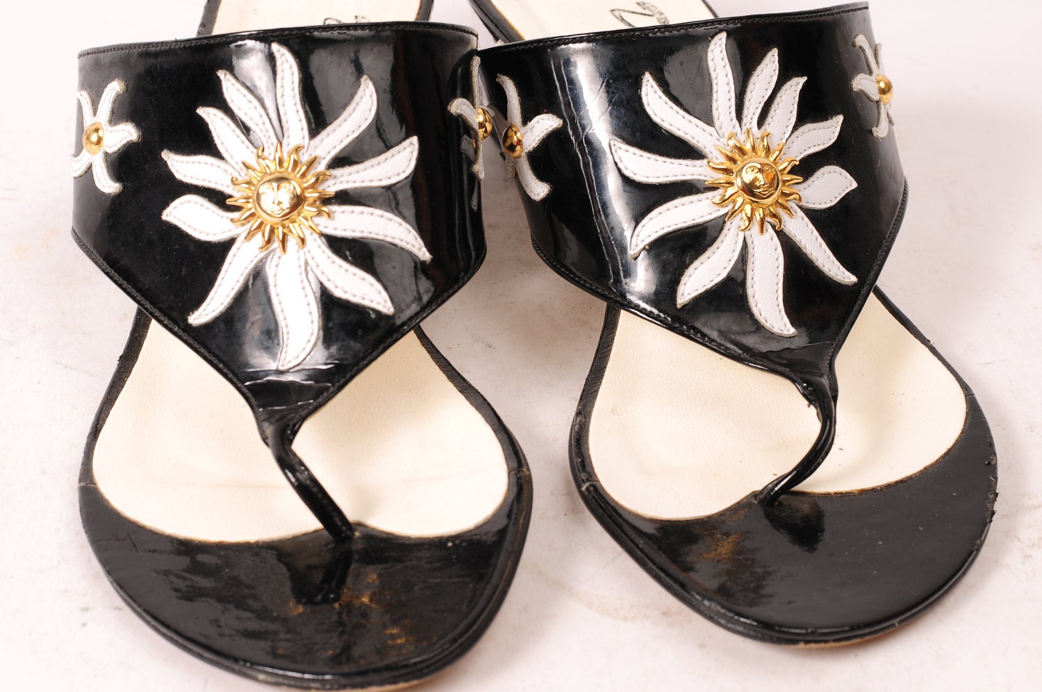 1980's Dezaria Black Patent Leather pumps - white sunburst design, gold sun and clear heels - Size 6