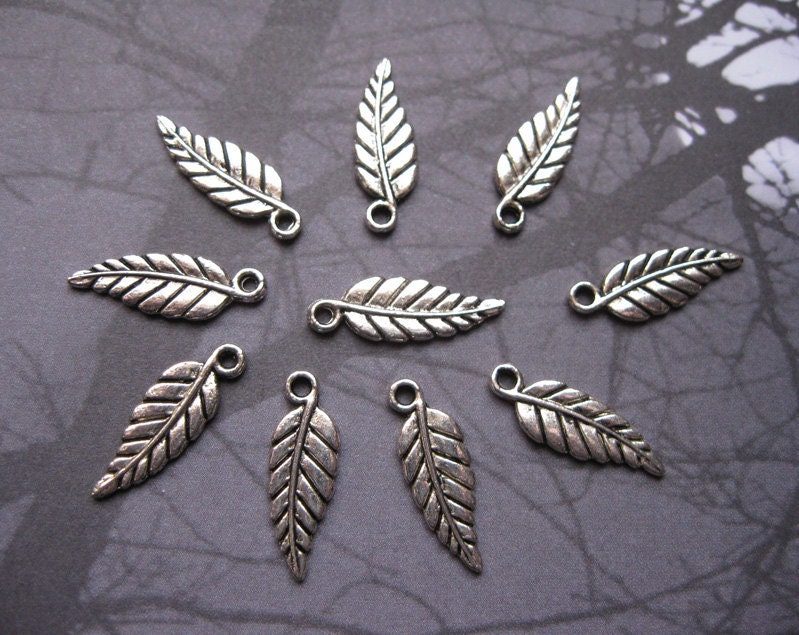 10 Leaves Charms in a silver tone - C1031