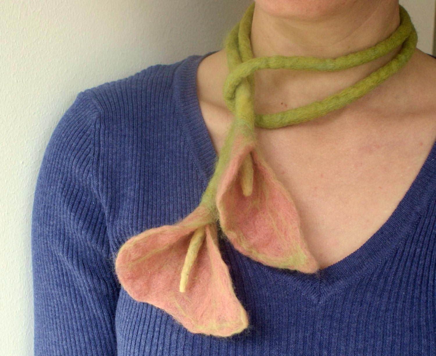 Felted Kala flower liana necklace in coral pink
