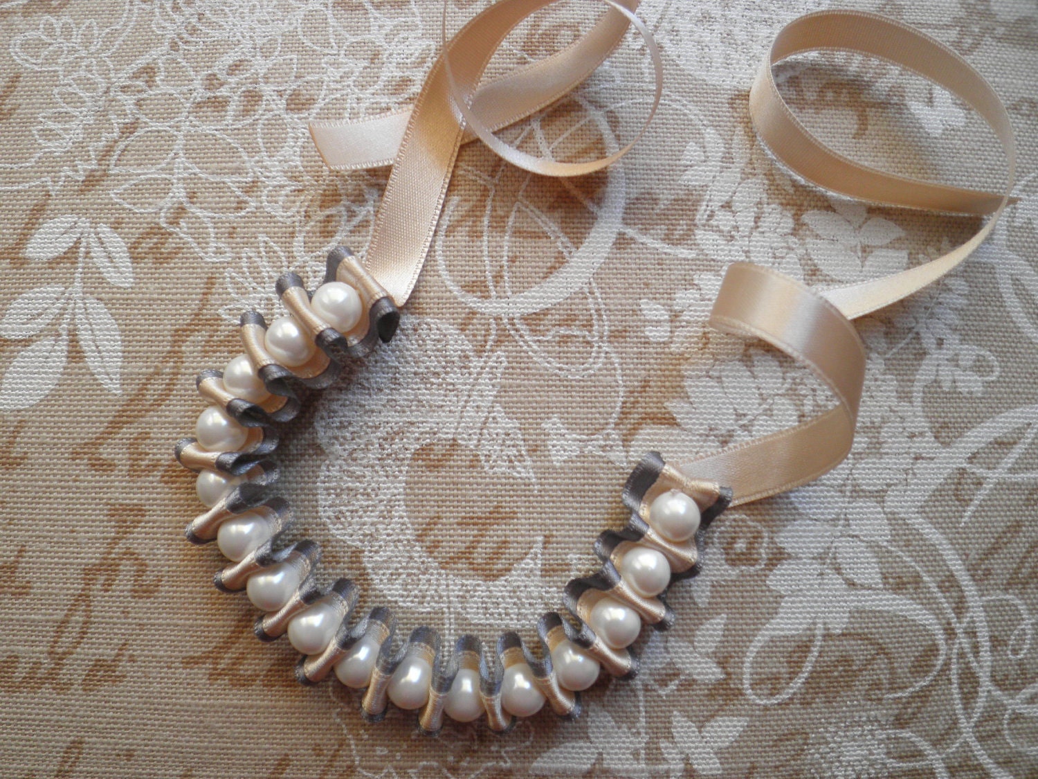 Ribbon bracelet with pearls - Grey and ivory ribbon bracelet with white glass pearls