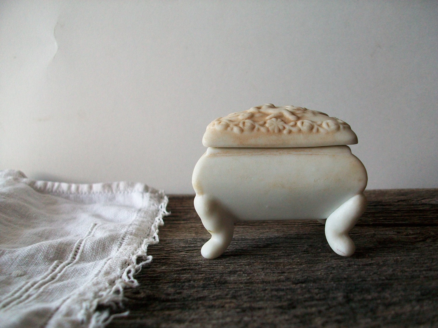 tiny vintage trinket - vintage vanity