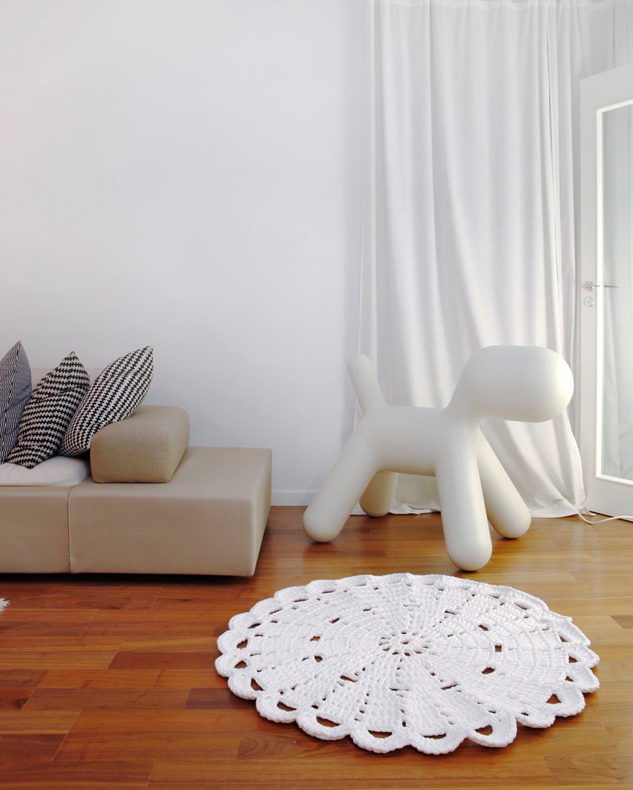 Hooked Design white lace rug,  90 cm (35,4 in)