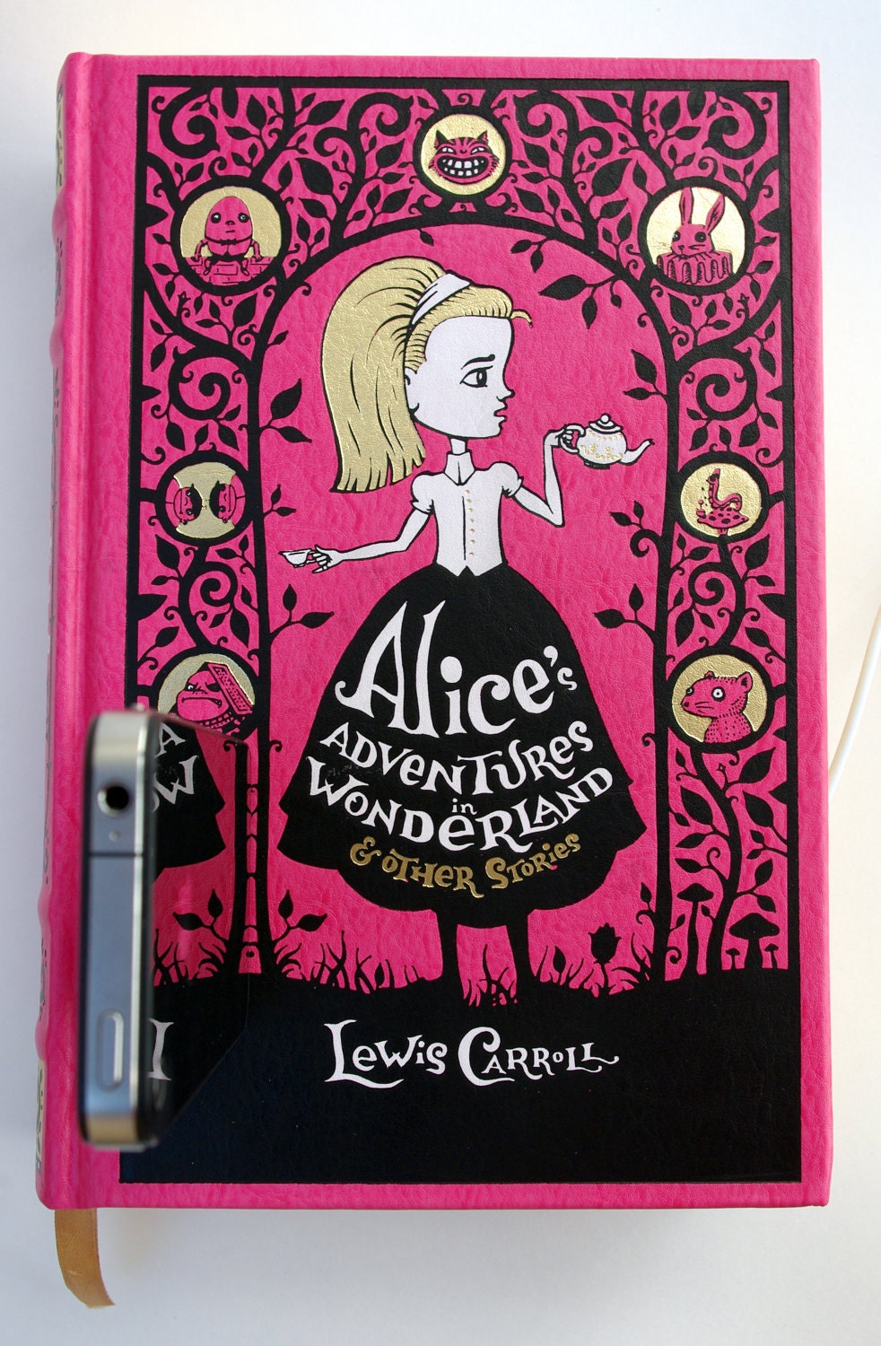 The Alice in Wonderland booksi for iPhone and iPod - iPhone 4s/earlier or iPhone 5