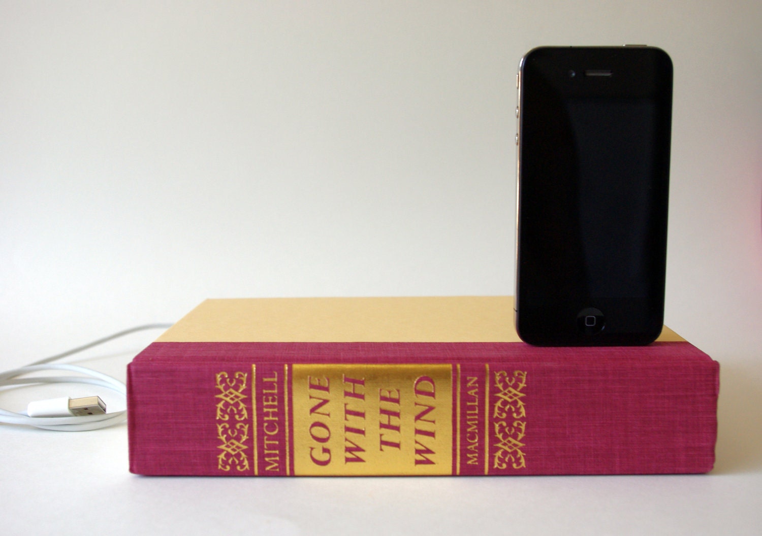 Gone With the Wind 1976 Vintage Book Charging Dock for iPod and iPhone