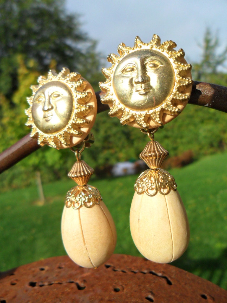 Vintage Earrings Sun Gold Tone Metal and Wood Wooden Dangle Clip On 1980s