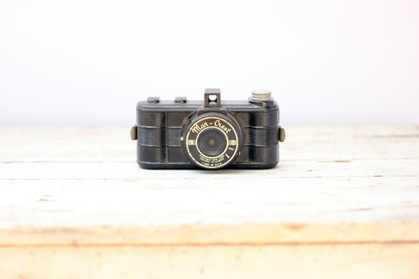 Mar Crest Bakelite Toy Camera 1940s
