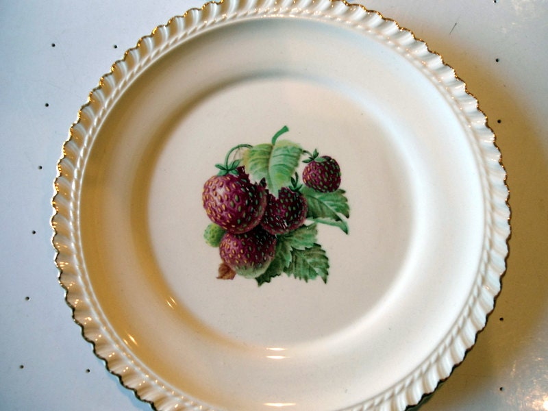 Set of 4 Vintage Dessert Plates Strawberry 22 by milleniumvintage