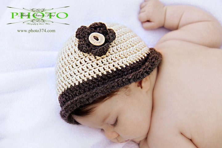 Baby Hat with Flower Motif in Undyed Alpaca