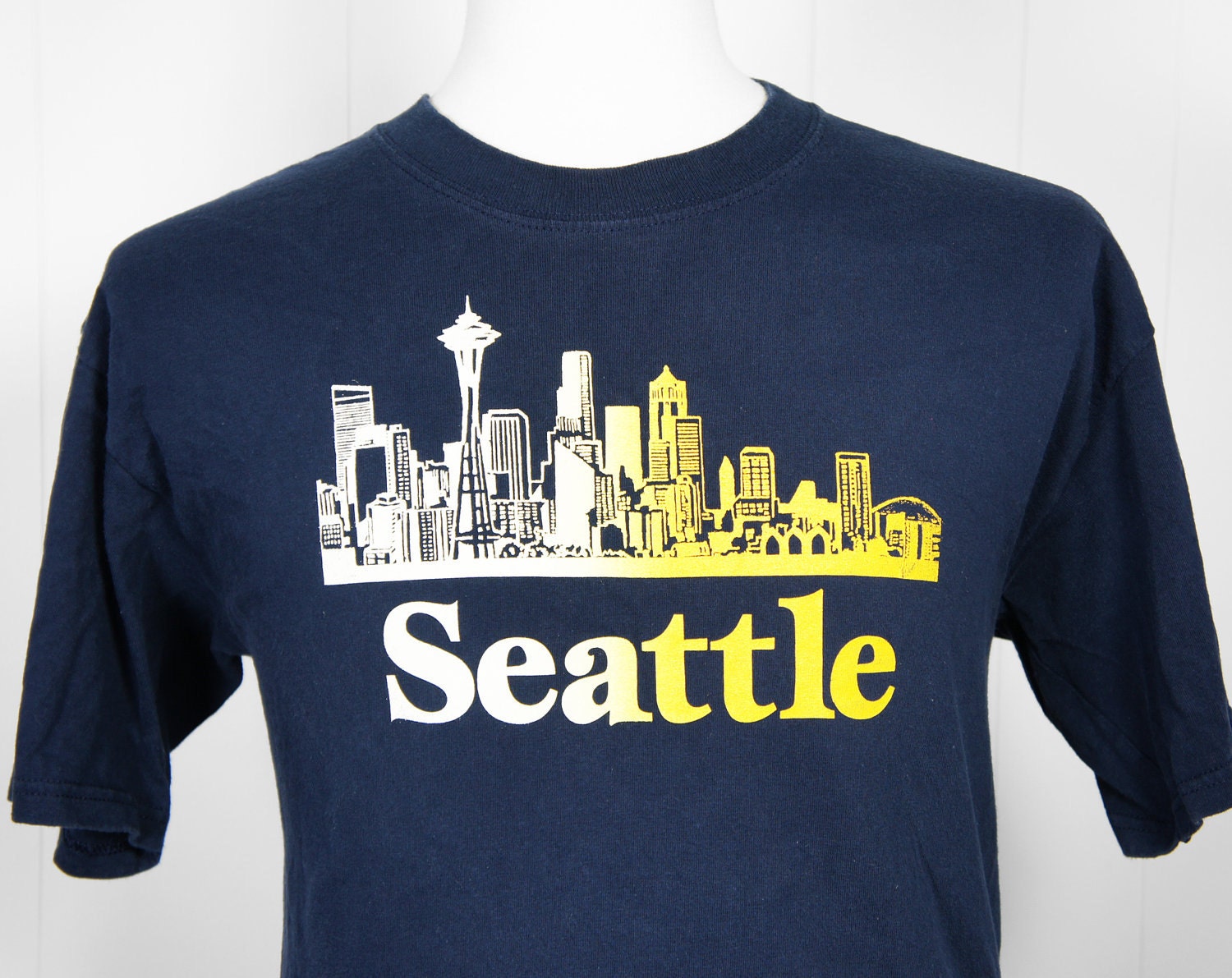 Vintage Seattle T-Shirt w/ City Skyline, Size L