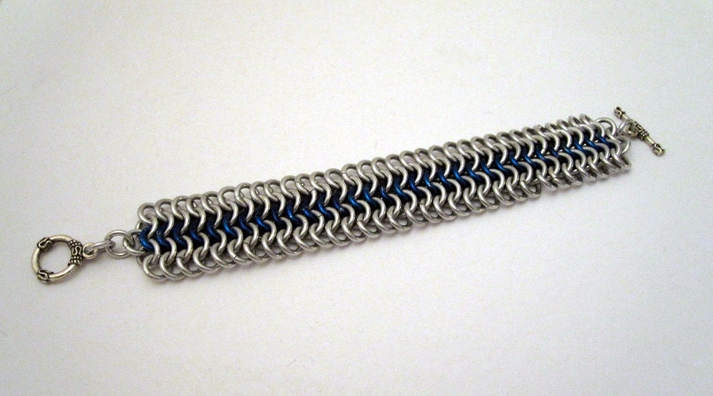 Blue chainmaille bracelet
