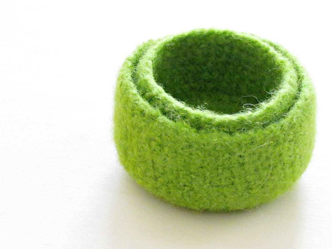 Ring catcher - Green Felted bowl  - bright color - Cozy gift - Set of two nesting bowls