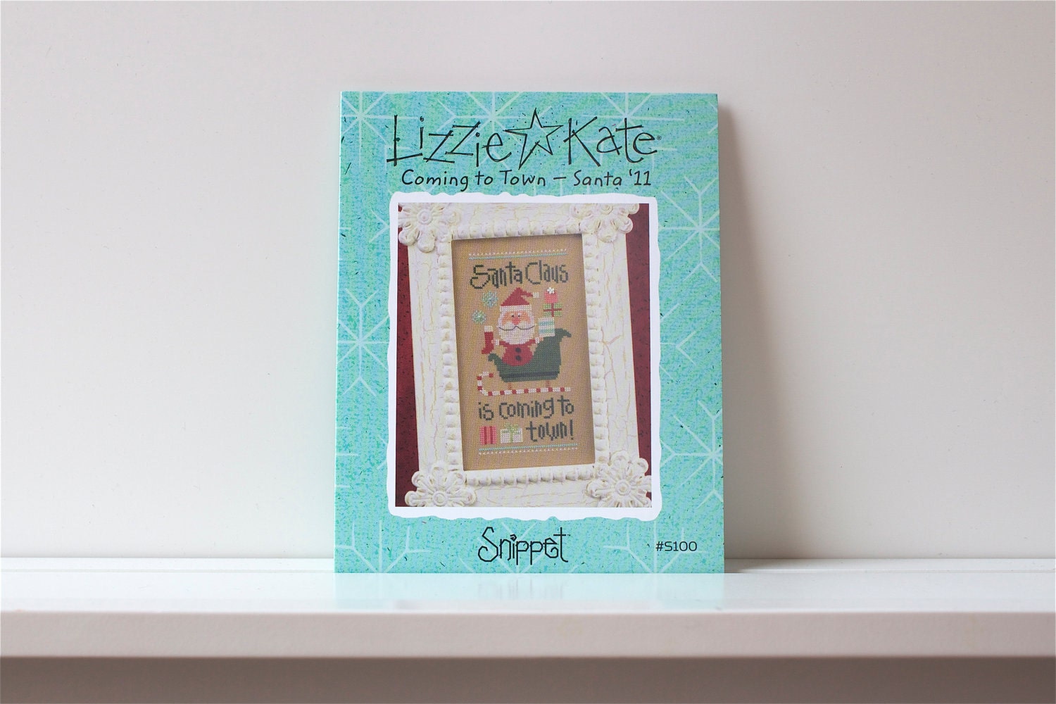 cross stitch pattern & buttons beads : coming to town santa snippet S100 lizzie kate Christmas counted cross stitch diy