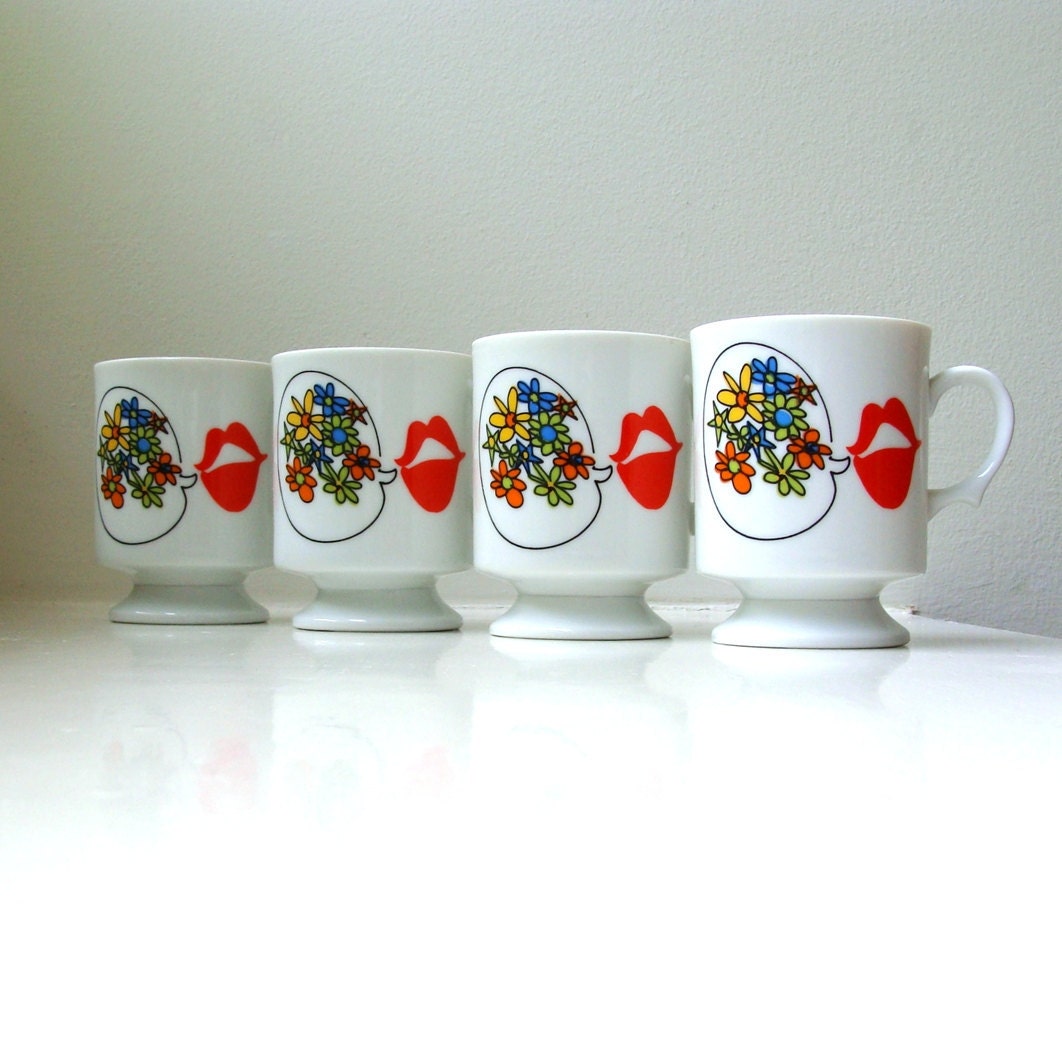 Mid Century Mod Mugs Retro Flower Power Red Lips Set of 4 Footed Pedestal Cups 1960s