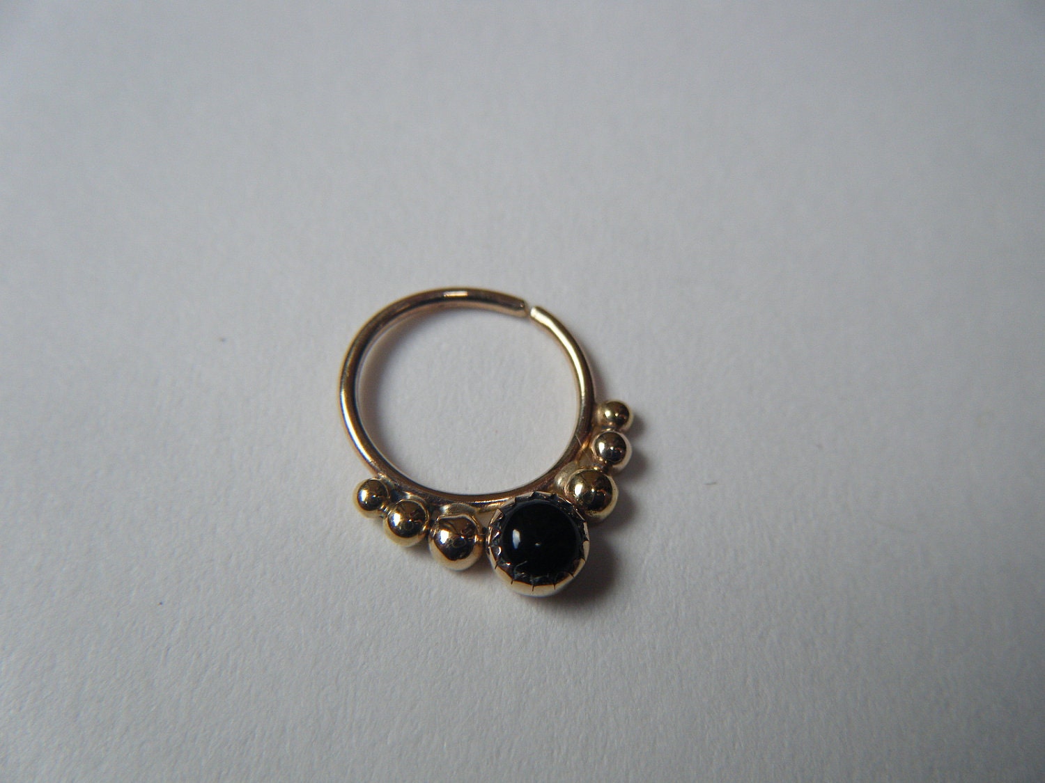 18k yellow gold "Hoop with Stone" (Onyx) 20g, with serrated bezel
