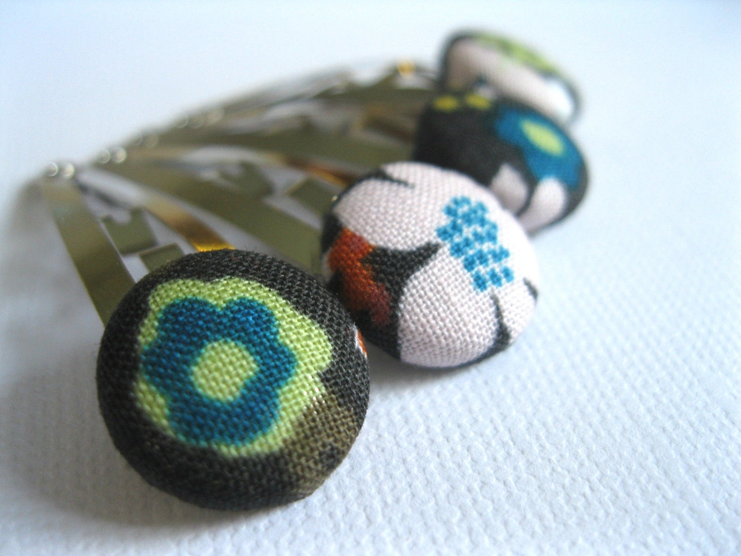 Snap Clips Hair Accessories -  Snap Hair Clips : Funky Hair Barrettes - Set of four Brown, Green and White Posies