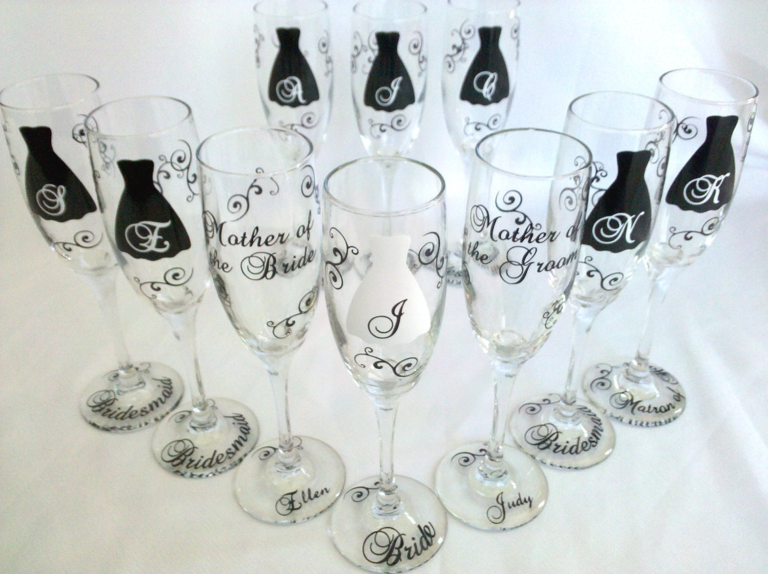 Bride and Bridesmaids champagne glasses, Personalized set of 7 wedding flutes