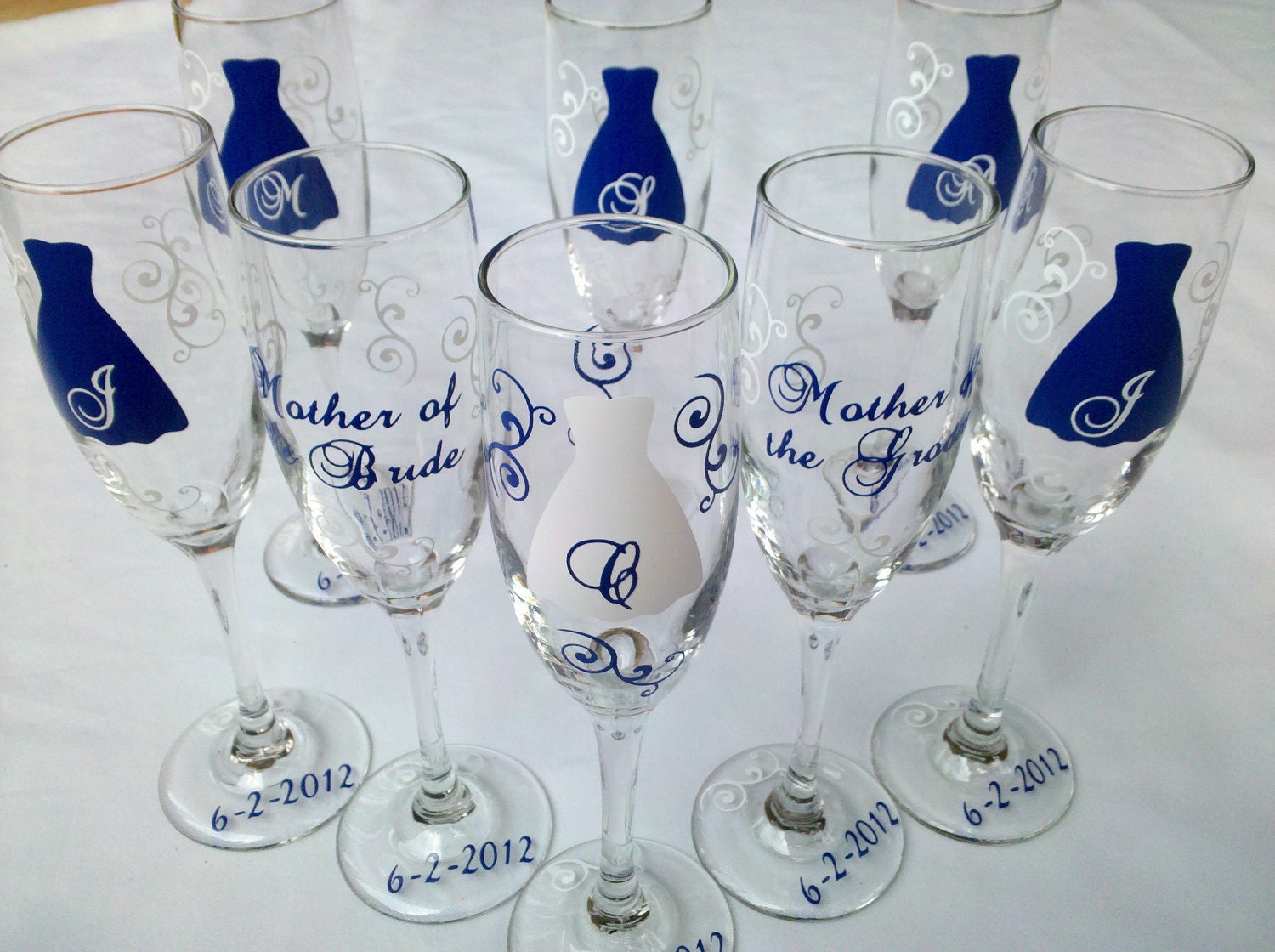 Bridesmaids champagne flutes, Personalized set of 6 monogram wedding glasses in black and white motif, bridesmaid gift ideas