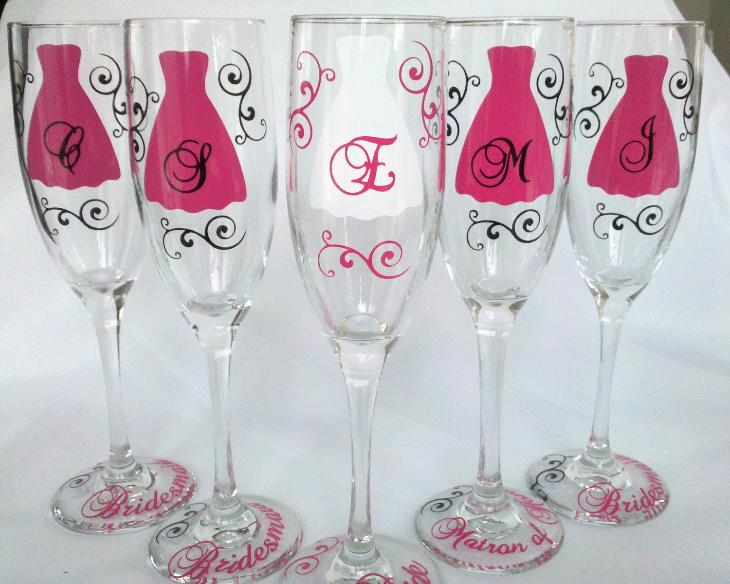 Bridesmaids champagne flutes, Personalized set of 6 monogram wedding glasses in black and white motif, bridesmaid gift ideas