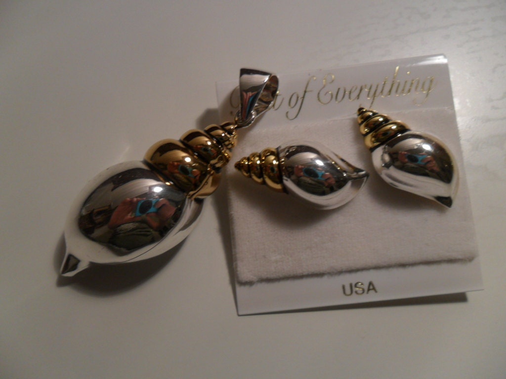 Shell Pendant and Earrings set in God and Siver Metal