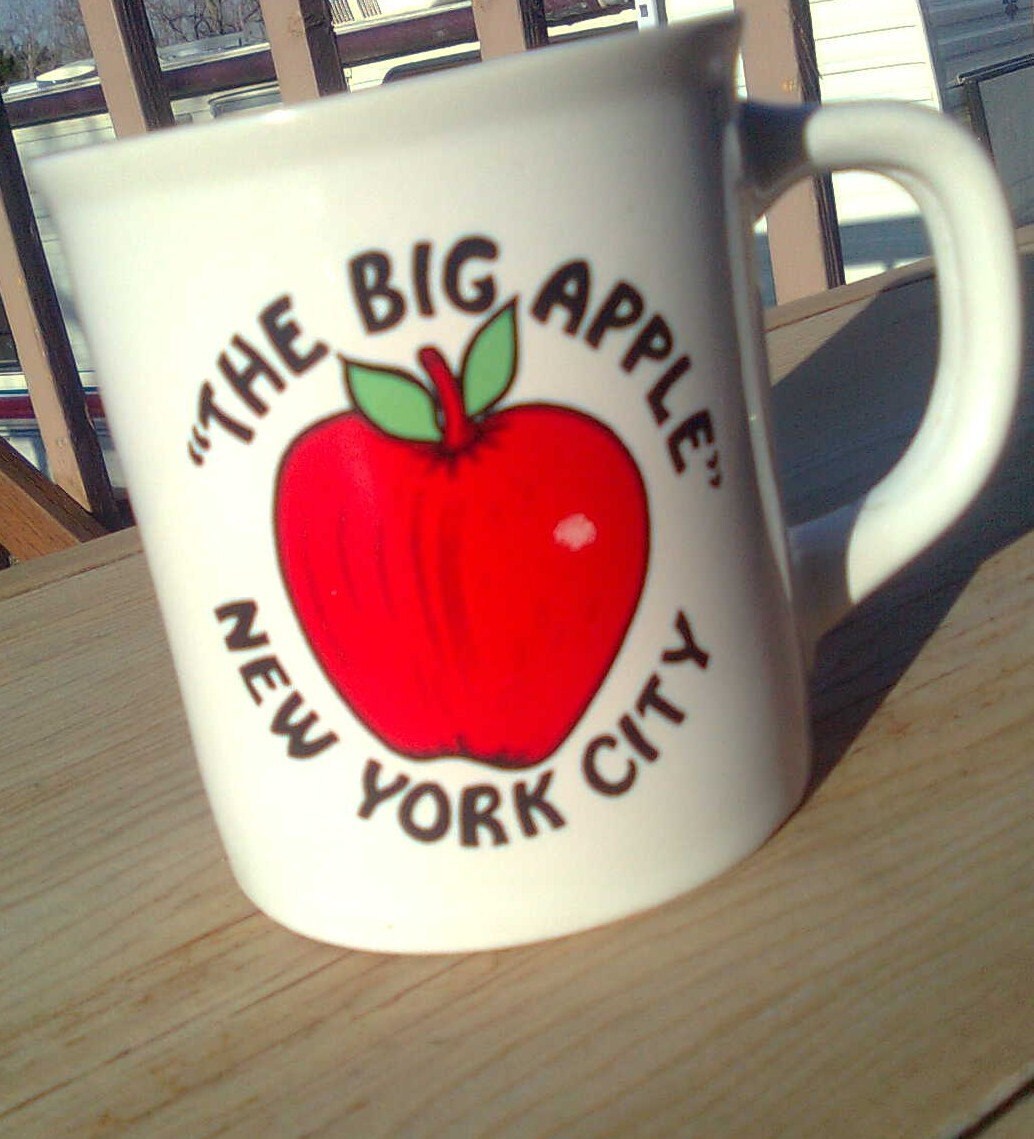 Items similar to The BIG APPLE Coffee Cup/ New York City / Mug on Etsy