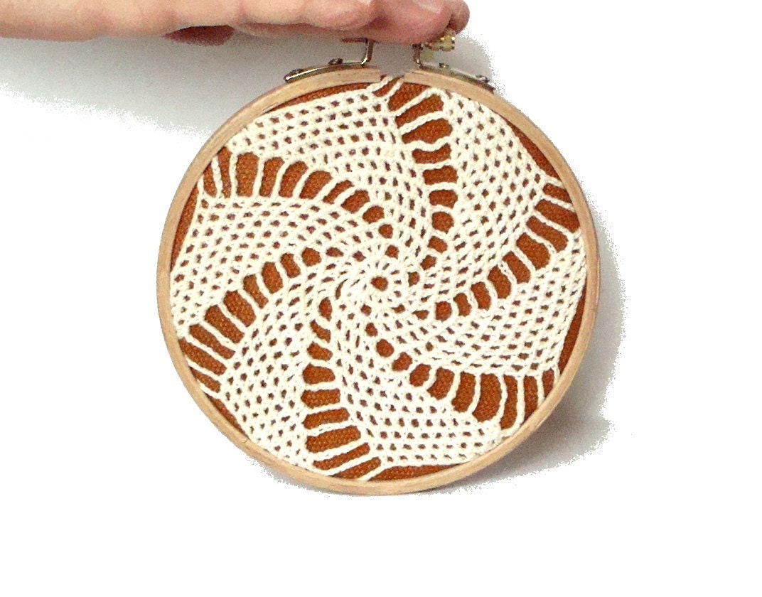 Embroidery Hoop Art - crochet lace - wall hanging house decoration - 5"