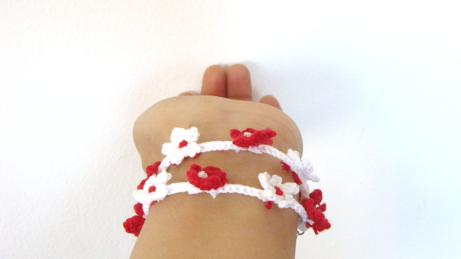 Crochet  flowers bracelet snow white and red, lariat wrap bracelet