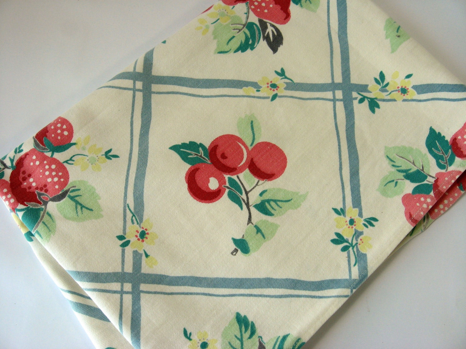 Shabby 1940s Fruity Trellis Cotton Twill Fabric Cherries Strawberries Lt1
