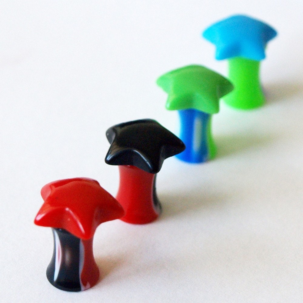 6g 4mm Red Black Star Saddle Plugs 80s trend Acrylic gauge piercing streched lobes body art chic fun fashion scene