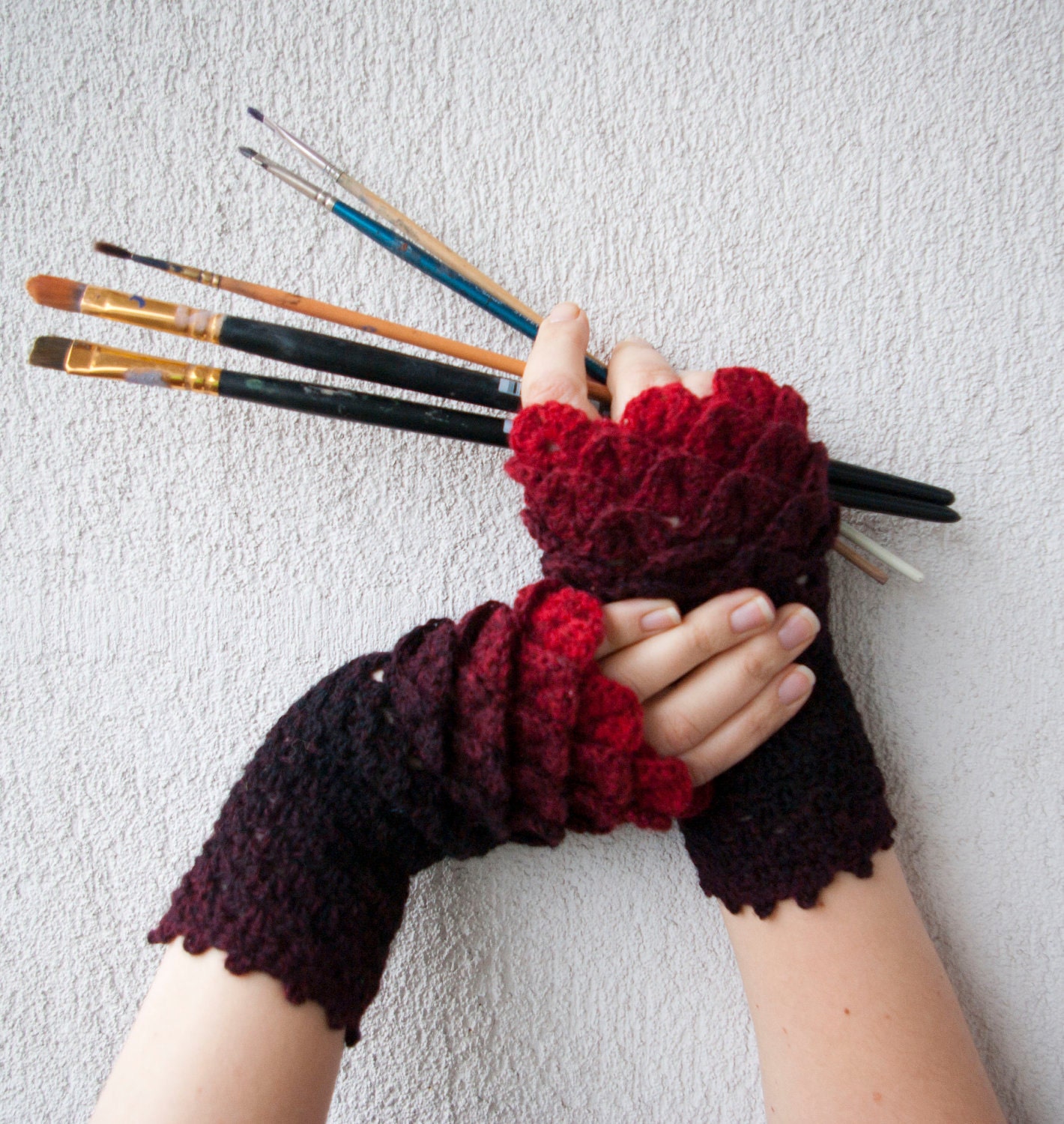 Ombré Crocheted mittens fingerless gloves - black and red Transitional.