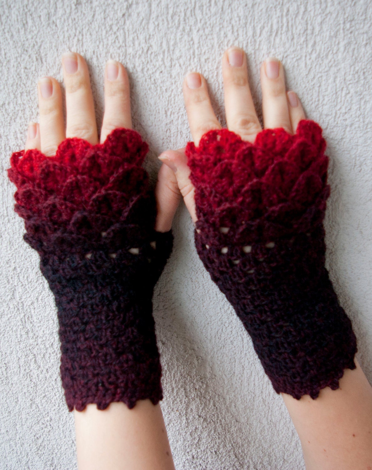 Ombré Crocheted mittens fingerless gloves - black and red Transitional.