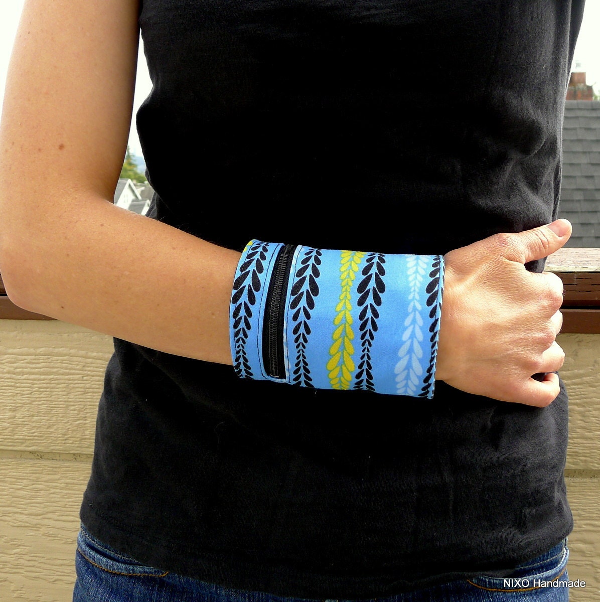 wrist wallet (wallet cuff, wristlet)