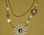 Retro daisy necklace