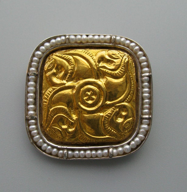 Griffins - broach of pure gold repoussee on silver with pearls
