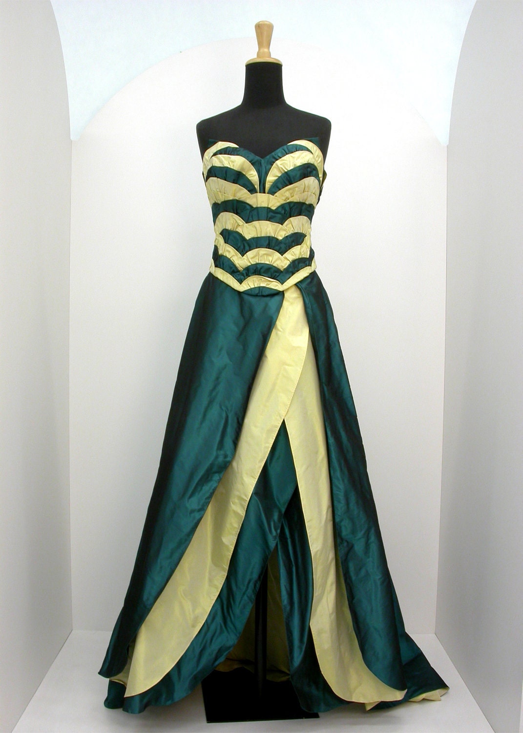 Evening dress in iridescent silk taffeta