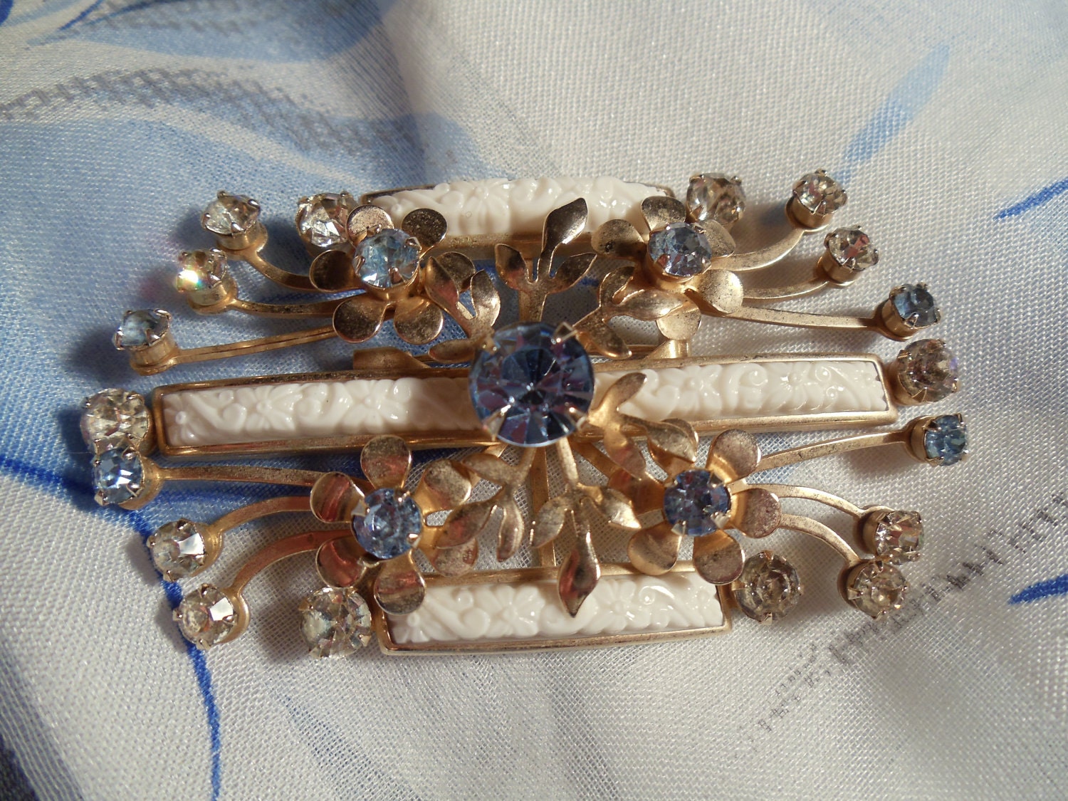 VINTAGE Brooch With Rhinestones and Blue Stones In Golden Setting