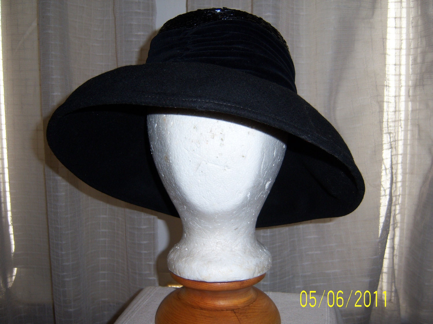 Vintage 1980's Black Whittall & Shon Glass Buggle Beads Wool Felt Hat - Black Glass Beads Hat