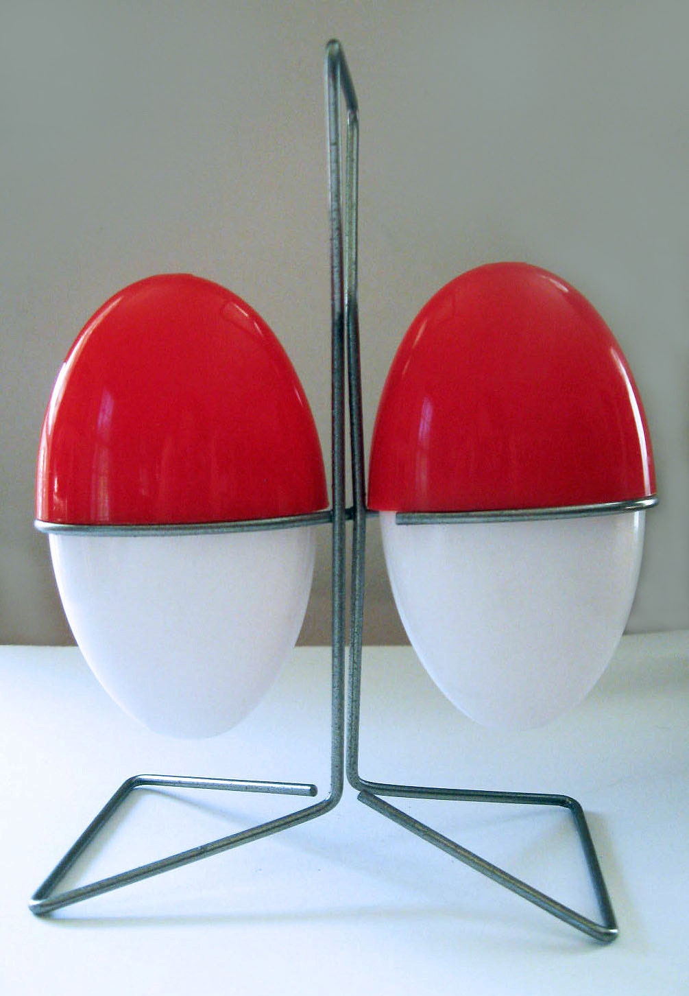 Retro Plastic Salt and Pepper Set with Metal Rack