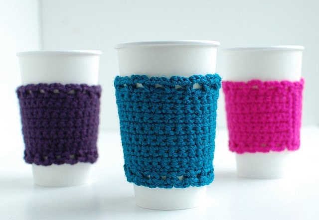 Coffee cup cozy with scalloped edge by The Cozy Project