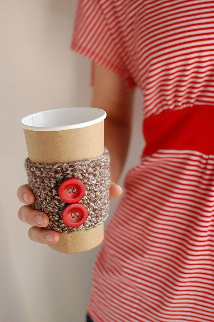 Natural coffee cozy with red wooden buttons by The Cozy Project