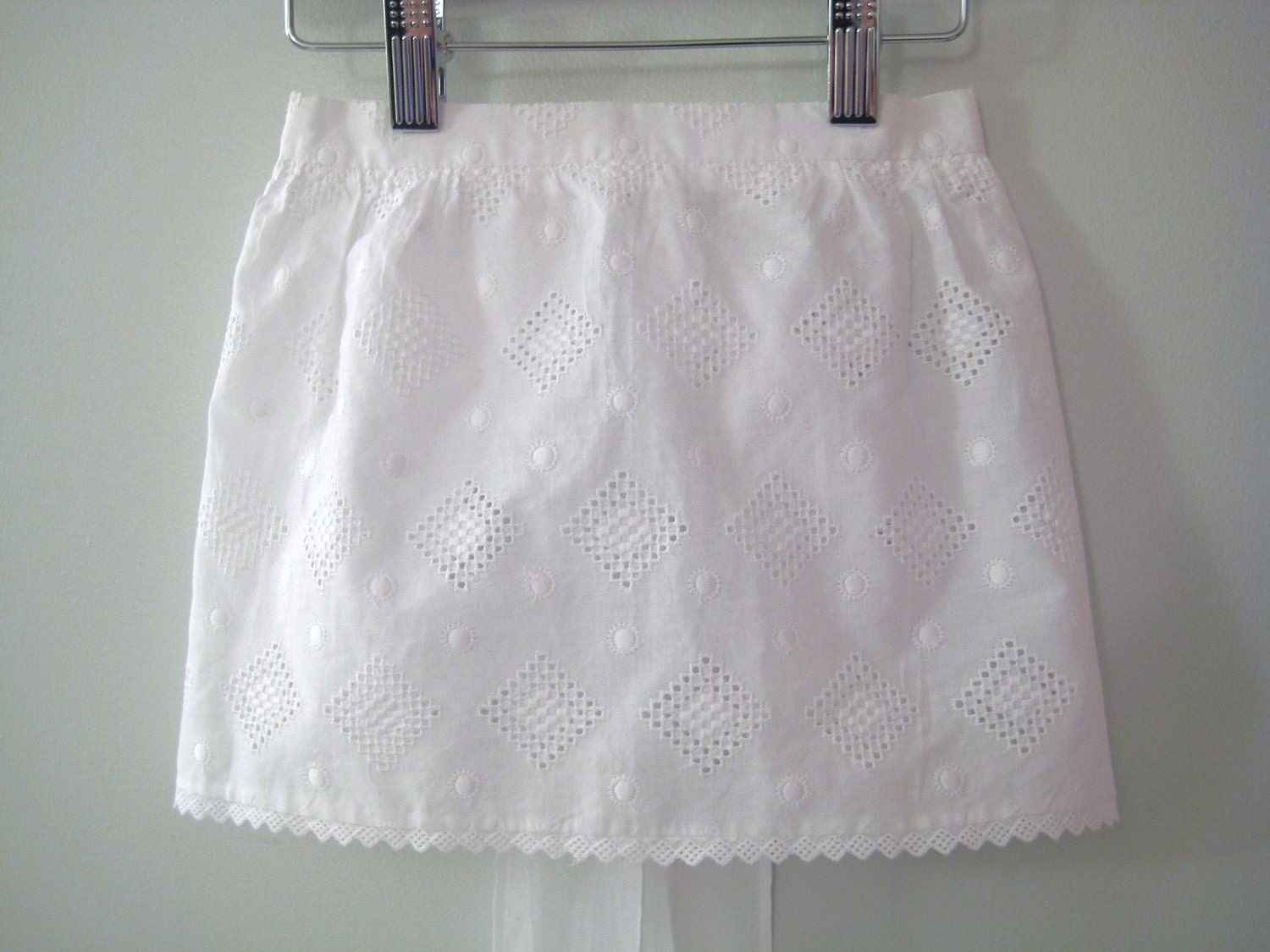 1970s White Eyelet Lace Apron