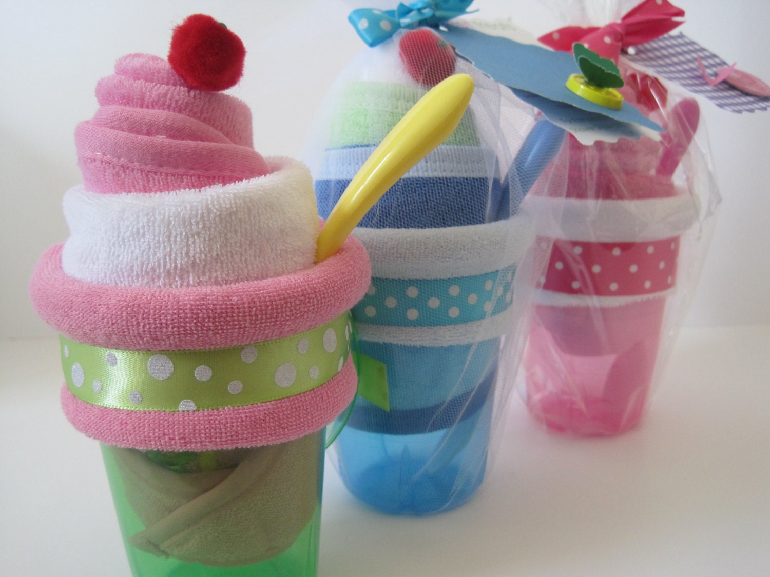 6 Piece Yummy Sippy Cup Sundae with Washcloths-Available in Boy,Girl, Neutral colors